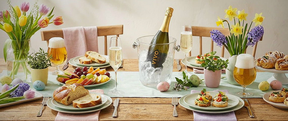 DE: Osterbrunch mit Bier, Brot und Frühlingsdeko FR: Brunch de Pâques avec bière et décor printanier IT: Brunch pasquale con birra e decorazioni primaverili