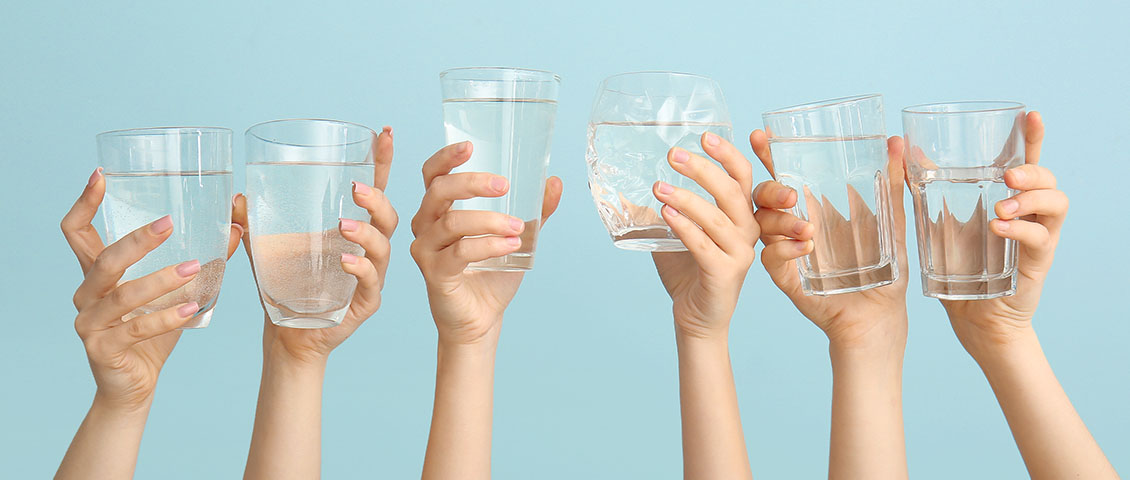 DE: glas wasser erfrischung sommer gesund FR: verre eau fraiche rafraichissement sante IT: bicchiere acqua fresca salute estate