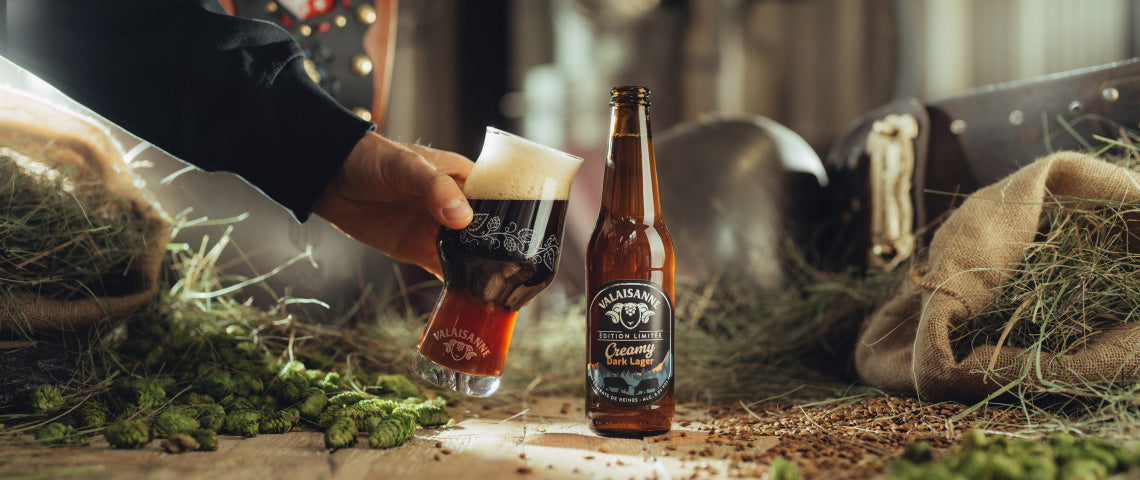 DE: flasche valaisanne creamy dark lager bier FR: bouteille valaisanne creamy dark lager biere IT: bottiglia valaisanne creamy dark lager birra