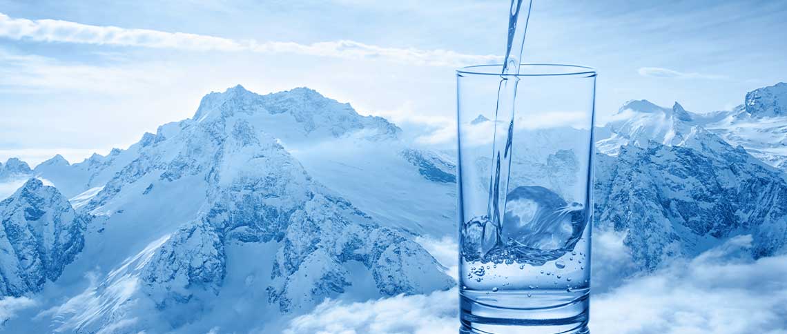 DE: glas mineralwasser rhäzuenser arkina frisch FR: verre eau minerale rhäzuenser arkina fraiche IT: bicchiere acqua minerale rhäzuenser arkina fresca