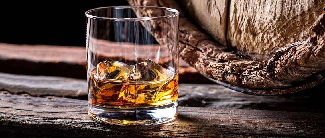 DE: whisky glas flasche fass holz  FR: verre whisky bouteille fut bois  IT: bicchiere whisky bottiglia botte legno