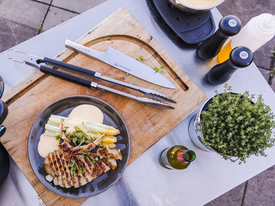 Gegrilltes Schweinskotelette mit gedünstetem Spargel