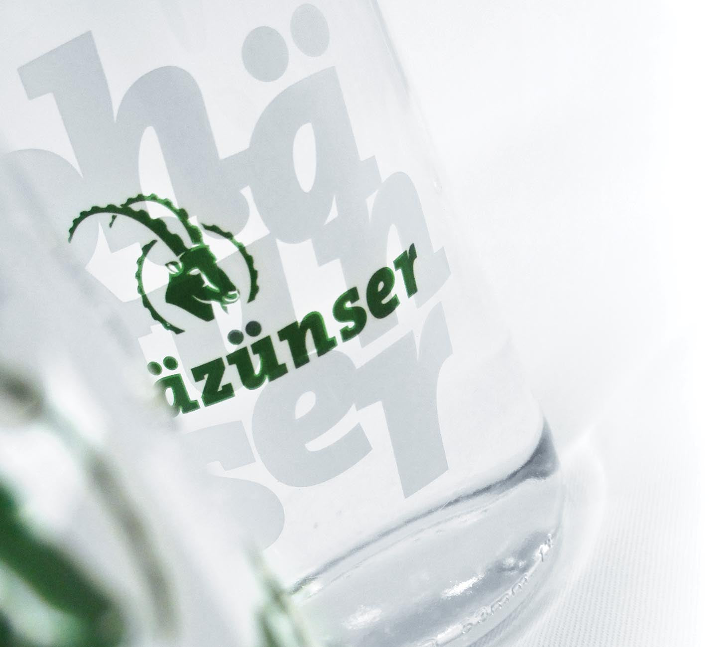 DE Rhäzünser stilles Mineralwasser – Schweizer Premiumwasser ohne Kohlensäure, frisch aus den Bündner Bergen, natürliche Reinheit und höchste Qualität.
FR Rhäzünser eau minérale plate – eau suisse premium sans gaz, issue des montagnes grisonnes, pureté naturelle et qualité supérieure.
IT Rhäzünser acqua minerale naturale – acqua svizzera premium senza gas, dalle montagne grigionesi, purezza naturale e qualità eccellente.