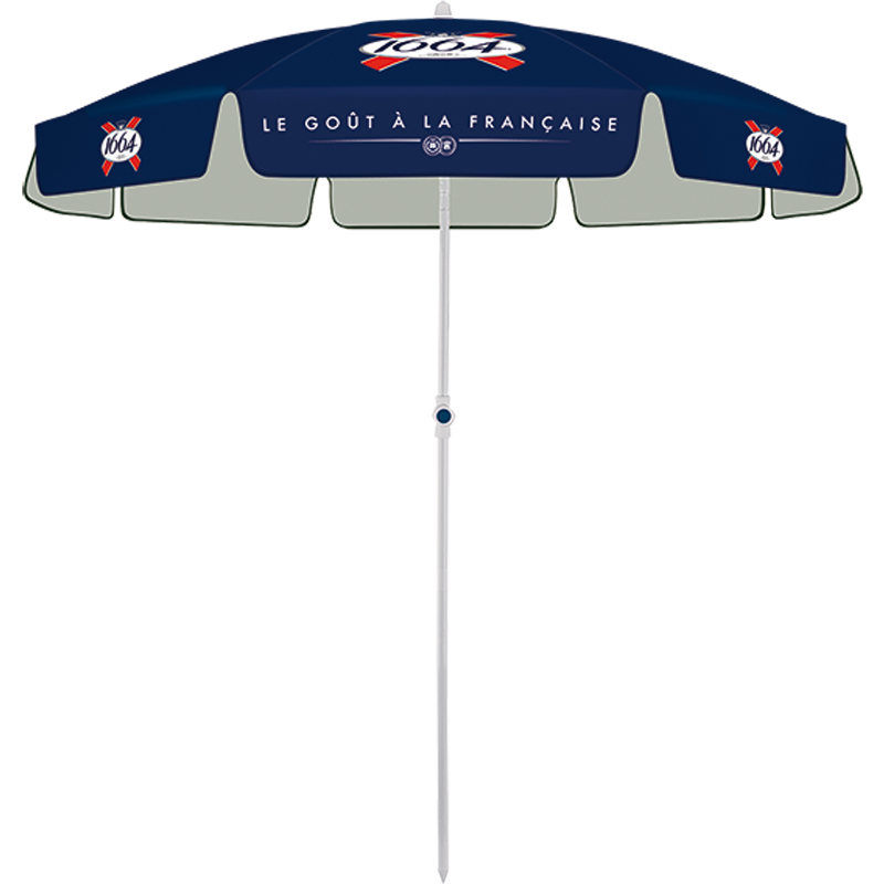 1664 Sonnenschirm – Robuster Sonnenschirm mit blauem Stoff und Stahlständer, 2.27m hoch, 1.8m Durchmesser, vor neutralem Hintergrund.