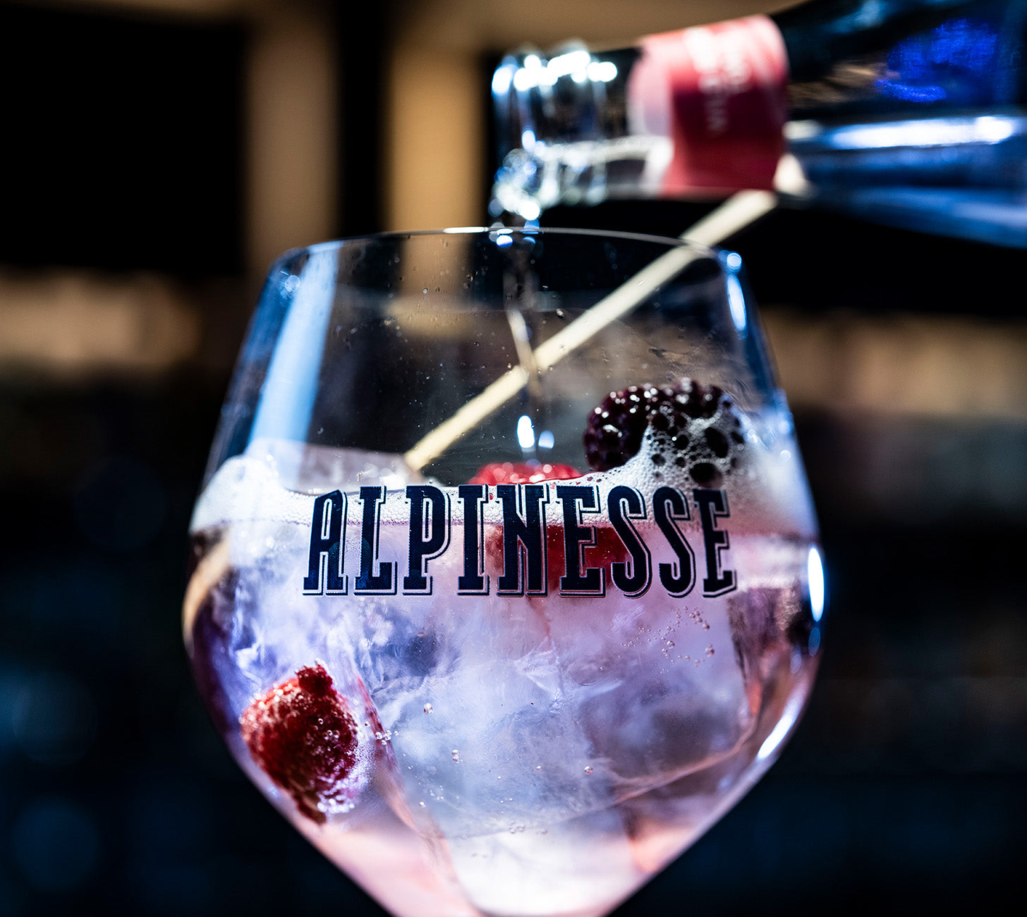 DE: Alpinesse Wild Berry Tonic im Glas mit Eis und Beeren, frisch eingeschenkt – fruchtig, feinbitter und erfrischend.
FR: Alpinesse Wild Berry Tonic servi dans un verre avec glace et fruits rouges, fraîcheur fruitée et légèrement amère.
IT: Alpinesse Wild Berry Tonic versato nel bicchiere con ghiaccio e frutti rossi, gusto fruttato e delicatamente amaro.