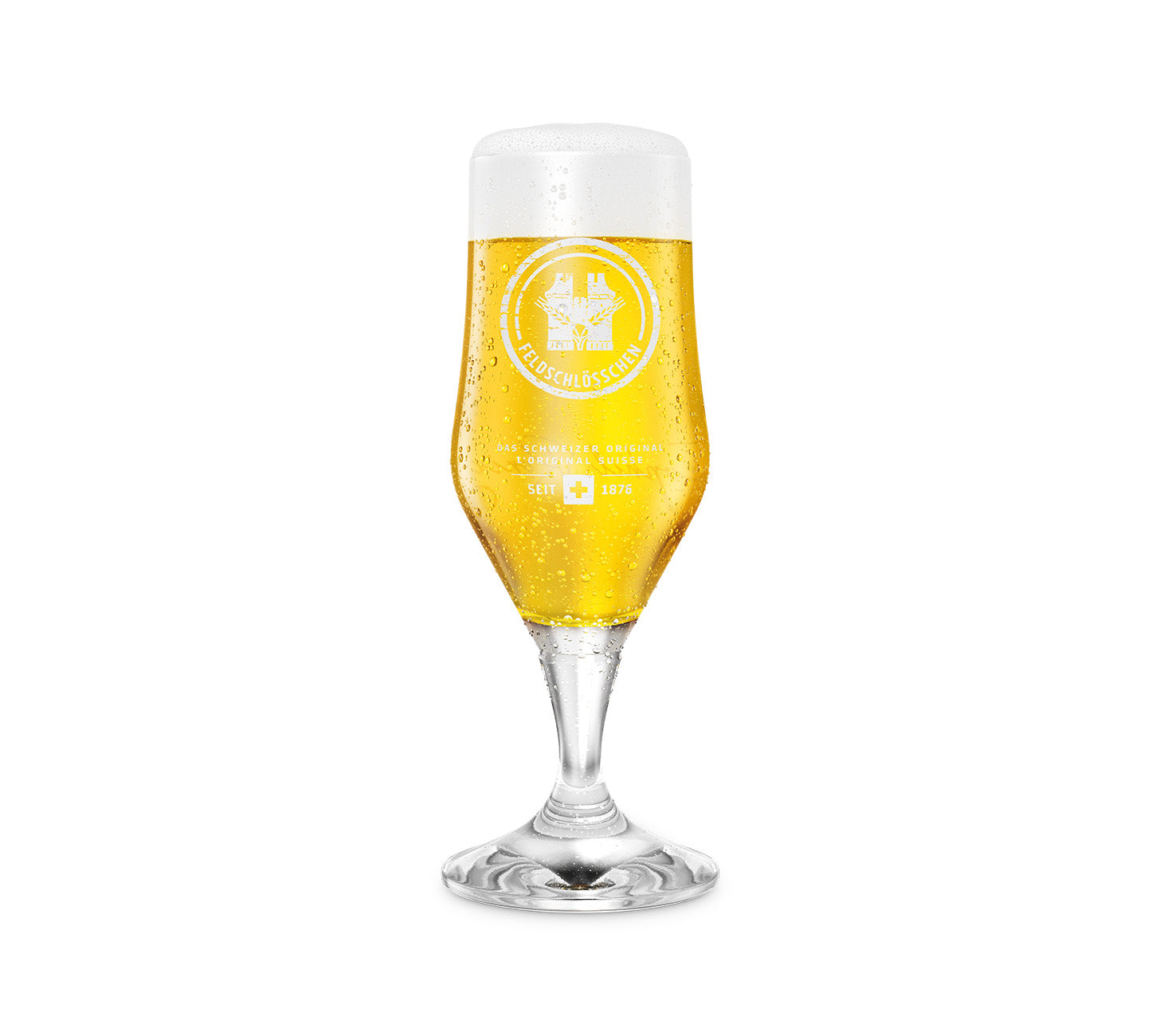 DE: Feldschlösschen Pokalglas 0.25 cl – elegantes Bierglas mit Feldschlösschen-Logo, gefüllt mit goldenem Bier, vor neutralem Hintergrund.
FR: Verre à pied Feldschlösschen 0.25 cl – verre à bière élégant avec logo Feldschlösschen, rempli de bière dorée, sur fond neutre.
IT: Bicchiere a calice Feldschlösschen 0.25 cl – bicchiere da birra elegante con logo Feldschlösschen, riempito di birra dorata, su sfondo neutro.
