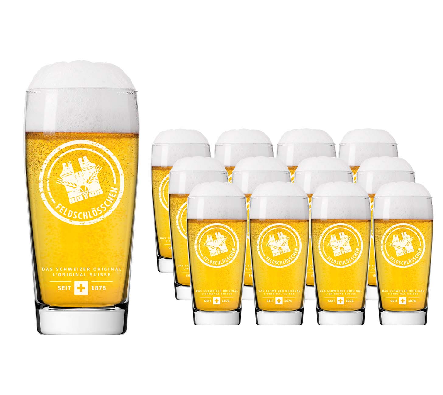 DE: Feldschlösschen Original Glas 12×50 cl – klassische Biergläser mit Feldschlösschen-Logo, gefüllt mit goldenem Bier und Schaumkrone, vor neutralem Hintergrund.
FR: Feldschlösschen Original Verres 12×50 cl – verres à bière classiques avec logo Feldschlösschen, remplis de bière dorée et mousse, sur fond neutre.
IT_ Feldschlösschen Original Bicchieri 12×50 cl – bicchieri da birra classici con logo Feldschlösschen, riempiti di birra dorata e schiuma, su sfondo neutro.