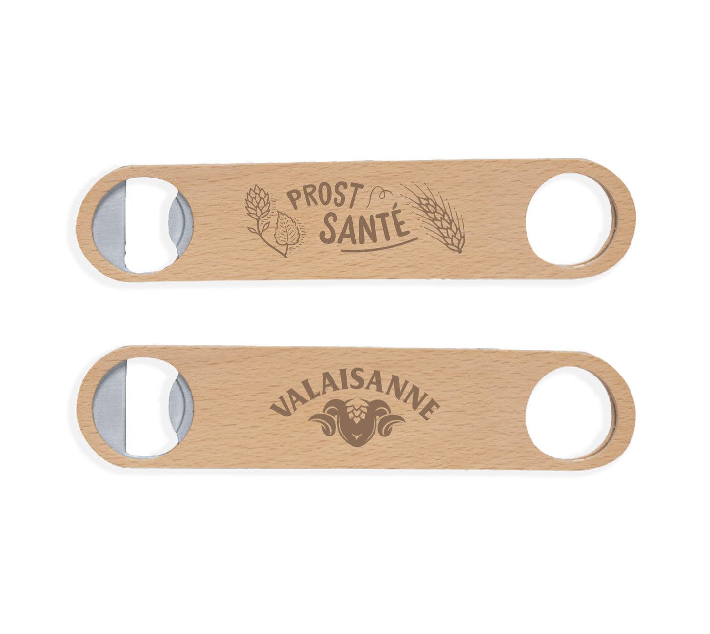 .Deutsch: Rustikales Stimmungsbild mit Valaisanne Holzflaschenöffner auf Holztisch vor vier Valaisanne Bierflaschen und Valaisanne-Bierdeckel.
Französisch: Image d’ambiance rustique avec décapsuleur en bois Valaisanne sur une table en bois devant quatre bouteilles de bière Valaisanne et un sous-bock Valaisanne.
Italienisch: Immagine d’atmosfera rustica con apribottiglie in legno Valaisanne su tavolo di legno davanti a quattro bottiglie di birra Valaisanne e un sottobicchiere Valaisanne.