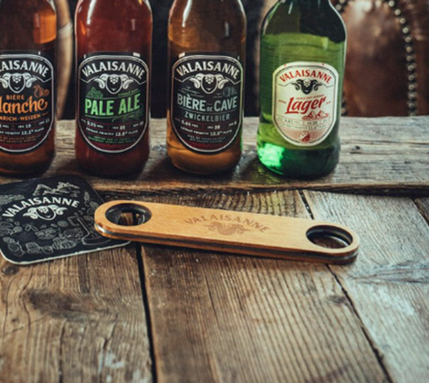 Deutsch: Valaisanne Holzflaschenöffner aus hellem Buchenholz mit Metallkopf, beidseitig graviert mit „Prost Santé“ und Valaisanne-Logo.
Französisch: Décapsuleur Valaisanne en bois de hêtre clair avec tête en métal, gravé des inscriptions « Prost Santé » et du logo Valaisanne sur les deux faces.
Italienisch: Apribottiglie Valaisanne in legno di faggio chiaro con testa in metallo, inciso su entrambi i lati con la scritta «Prost Santé» e il logo Valaisanne.