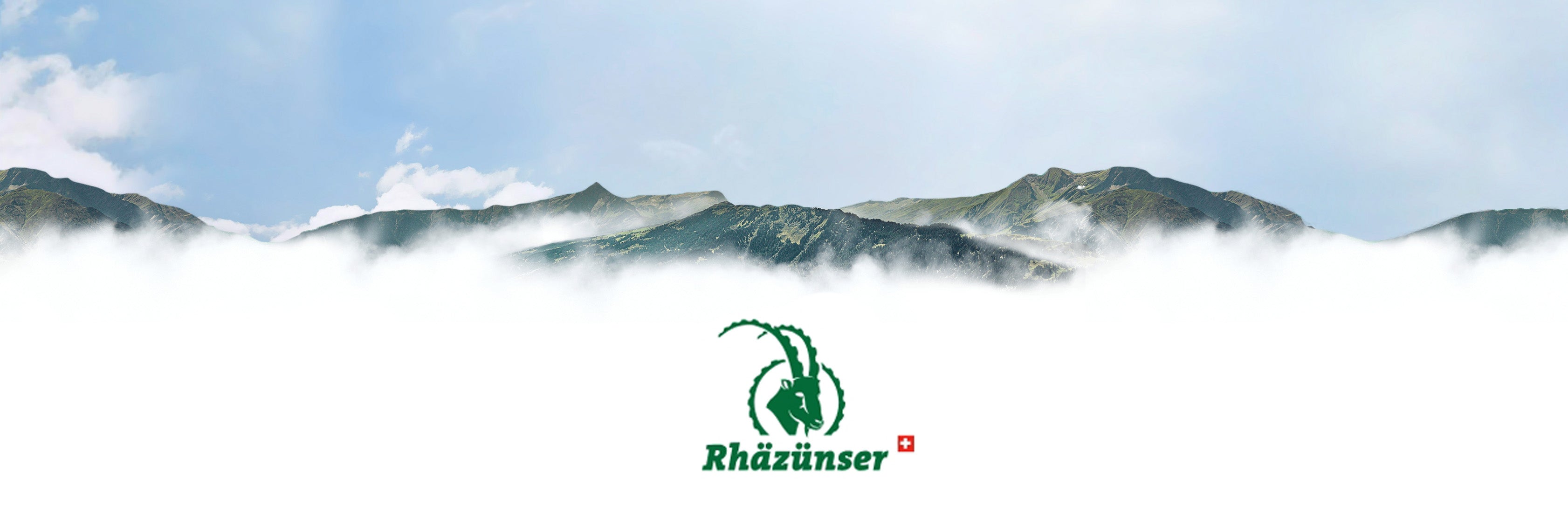 DE: Rhäzünser Logo vor den Bündner Bergen mit Wolken. FR: Logo Rhäzünser devant les montagnes des Grisons avec des nuages. IT: Logo Rhäzünser davanti alle montagne dei Grigioni con nuvole.