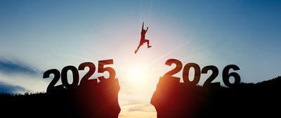 DE:Person springt von 2025 zu 2026 im Sonnenaufgang. FR:Personne sautant de 2025 à 2026 au lever du soleil. IT:Persona che salta dal 2025 al 2026 al sorgere del sole.