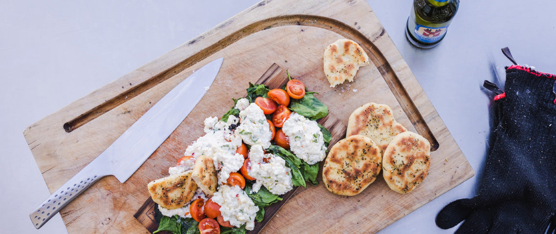 Feta-Creme von der Holzplanke mit Pitabrot