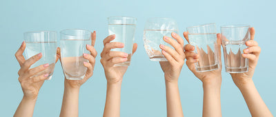 DE: glas wasser erfrischung sommer gesund  FR: verre eau fraiche rafraichissement sante  IT: bicchiere acqua fresca salute estate