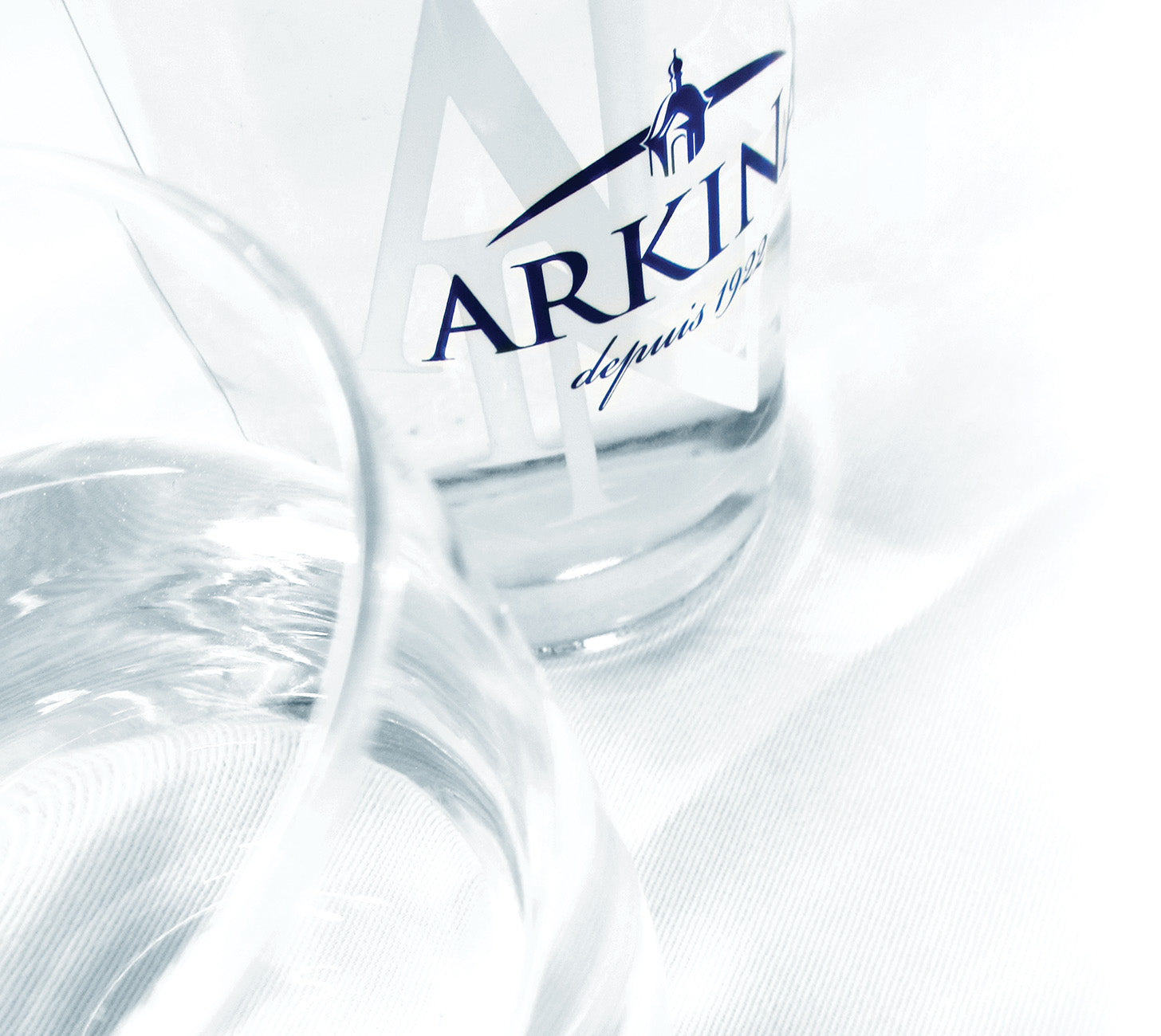 DE:
Arkina Blau stilles Mineralwasser – Schweizer Premiumwasser ohne Kohlensäure, elegant serviert im Glas, reine Frische und Qualität.

FR:
Arkina Bleu eau minérale plate – eau suisse premium sans gaz, servie avec élégance, fraîcheur pure et qualité.

IT:
Arkina Blu acqua minerale naturale – acqua svizzera premium senza gas, servita con eleganza, pura freschezza e qualità.
