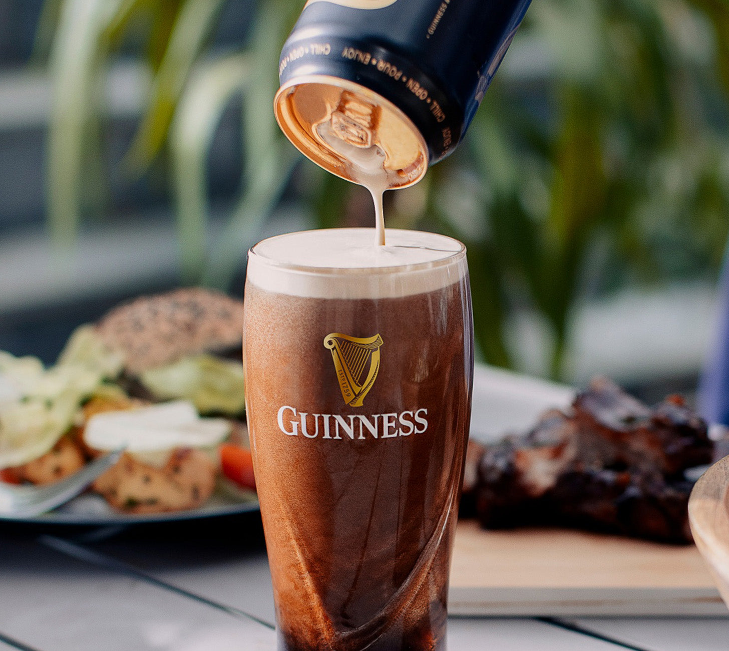 DE: Guinness Draught Bier 50cl – frisch eingeschenktes irisches Stout mit typischer cremiger Schaumkrone.

FR: Guinness Draught Bière 50cl – stout irlandais fraîchement servi avec mousse crémeuse.

IT: Guinness Draught Birra 50cl – stout irlandese servito nel bicchiere con schiuma cremosa.