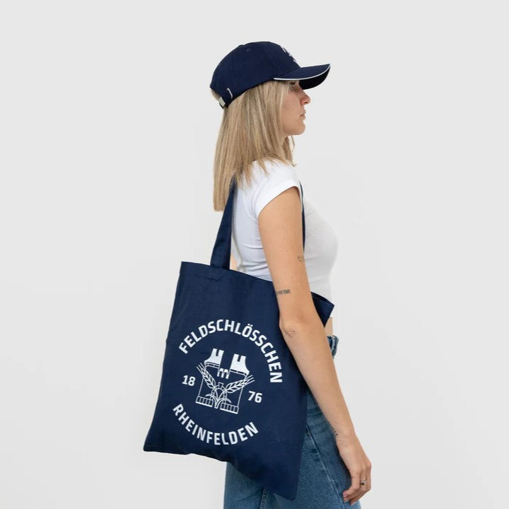 • DE: Feldschloesschen Stofftragetasche navy – Baumwolltasche mit Logo Druck
• FR: Sac en tissu Feldschloesschen navy – sac en coton avec impression logo
• IT: Borsa in tessuto Feldschloesschen navy – borsa di cotone con stampa logo

Keywords: stofftragetasche, baumwolltasche, feldschloesschen-getraenkeshop