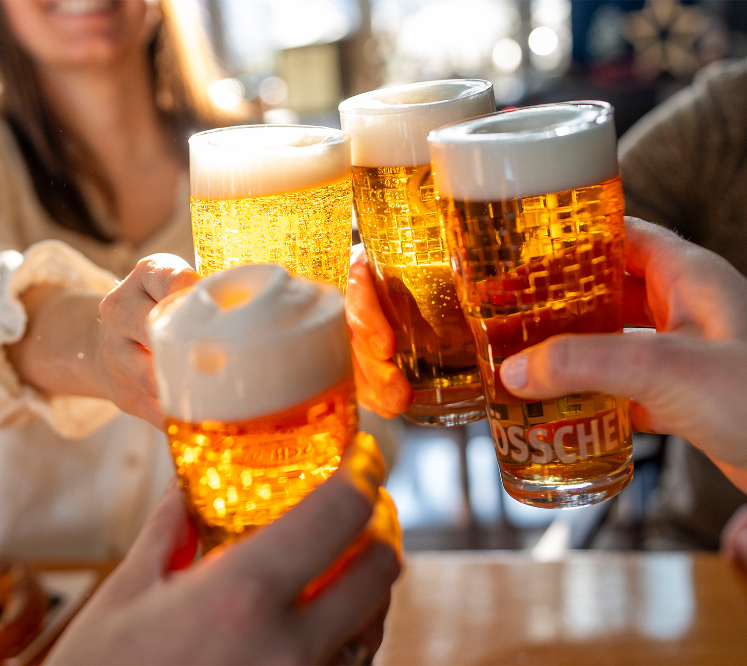 DE: Feldschloesschen Helvetic – Freunde stossen mit Biergläsern an in gemütlicher Atmosphäre

FR: Feldschloesschen Helvetic – des amis trinquent avec des verres de bière dans une ambiance conviviale

IT: Feldschloesschen Helvetic – amici brindano con bicchieri di birra in un’atmosfera accogliente