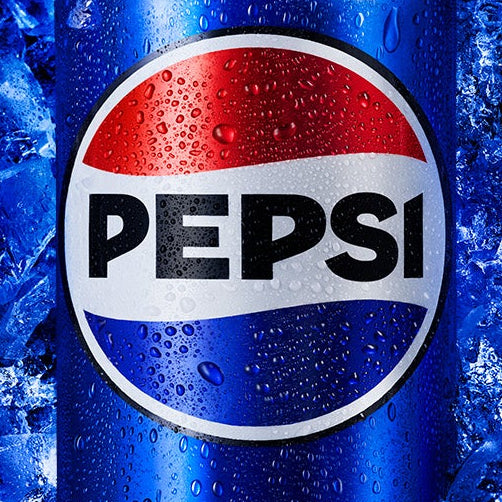 DE: Nahaufnahme einer Pepsi Dose im Eis, mit Wassertropfen und intensivem Lichtreflex.
FR: Gros plan d’une canette Pepsi dans la glace, recouverte de gouttes d’eau.
IT: Primo piano di una lattina Pepsi nel ghiaccio, coperta di gocce d’acqua.