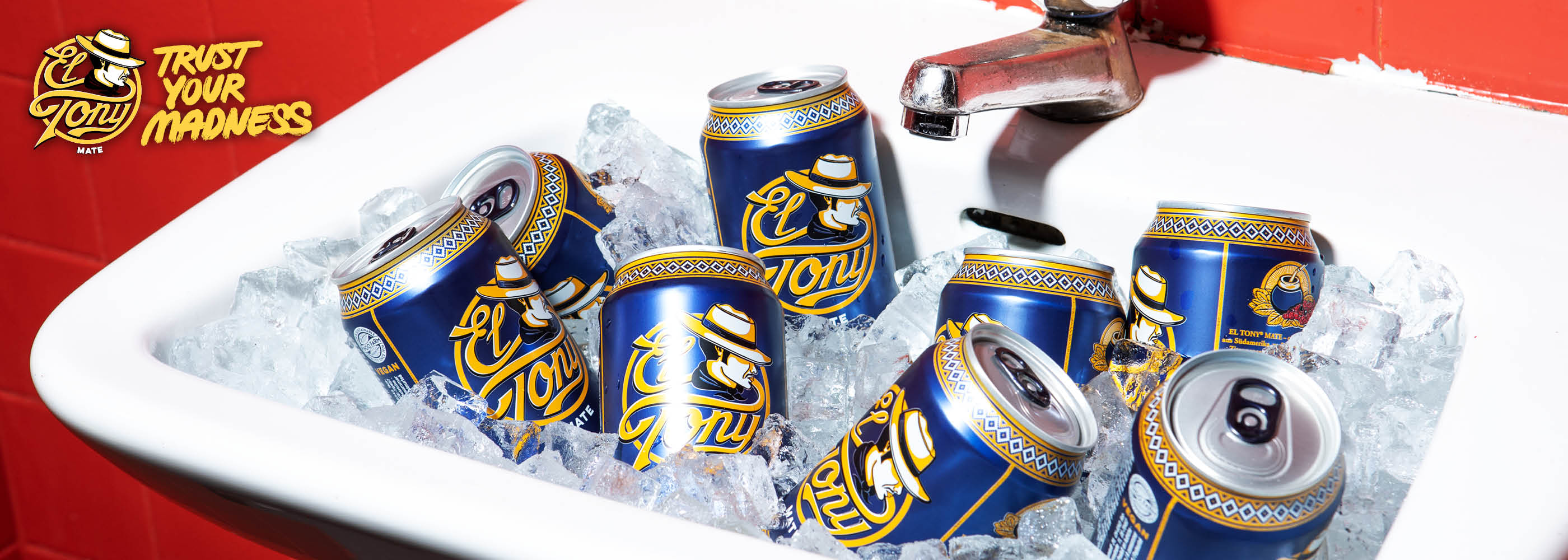 DE: Mehrere El Tony Mate Dosen auf Eis mit Wassertropfen FR: Plusieurs canettes El Tony Mate sur glace avec gouttes d'eau IT: Più lattine El Tony Mate su ghiaccio con gocce d'acqua EN: Multiple El Tony Mate cans on ice with water droplets