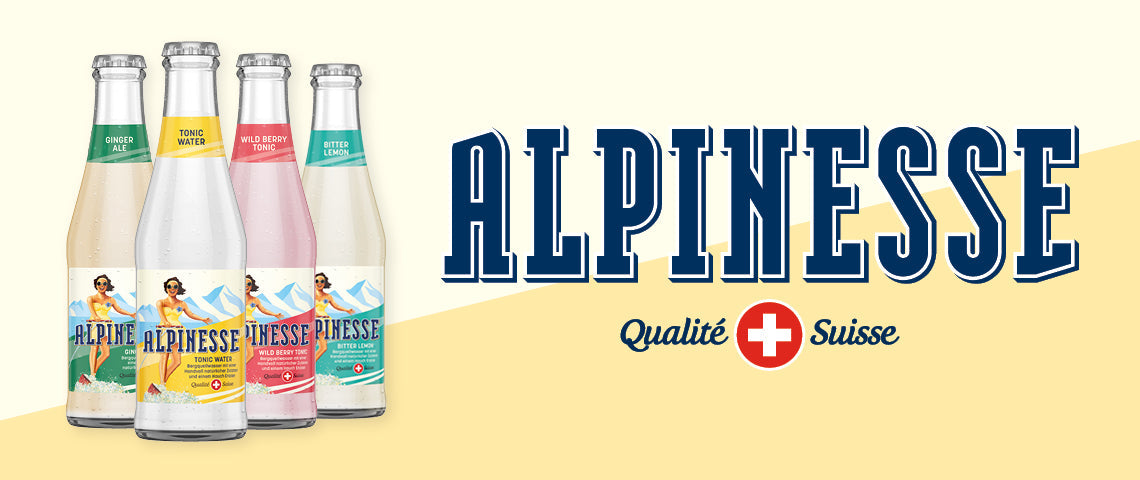 DE: Alpinesse Flaschen mit Logo und Slogan «Qualité Suisse» auf hellem Hintergrund FR: Bouteilles Alpinesse avec logo et slogan «Qualité Suisse» sur fond clair IT: Bottiglie Alpinesse con logo e slogan «Qualité Suisse» su sfondo chiaro EN: Alpinesse bottles with logo and slogan «Qualité Suisse» on light background