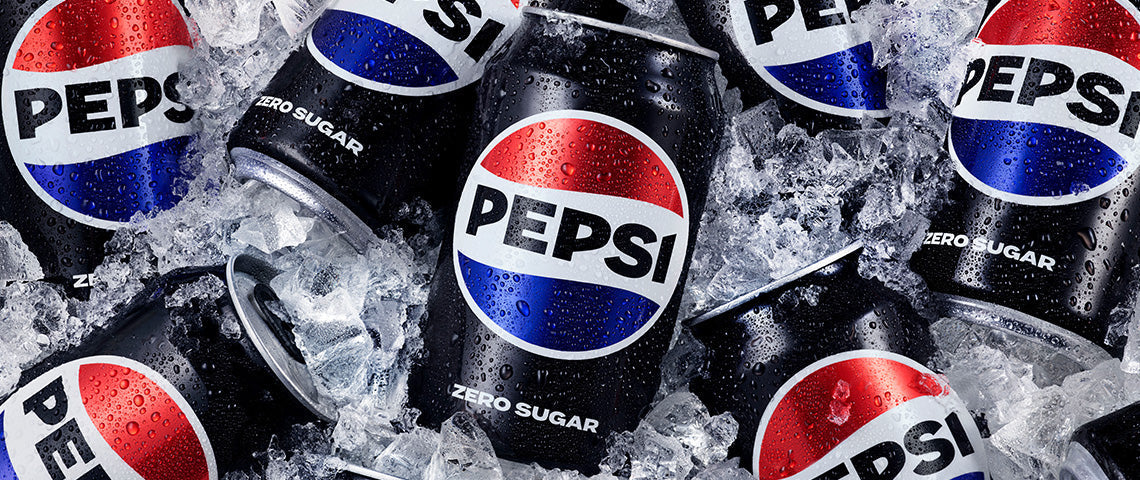 „Mehrere Dosen Pepsi Zero Sugar liegen auf Eis – erfrischende zuckerfreie Cola, Testsieger im grossen watson-Cola-Test der Schweiz“