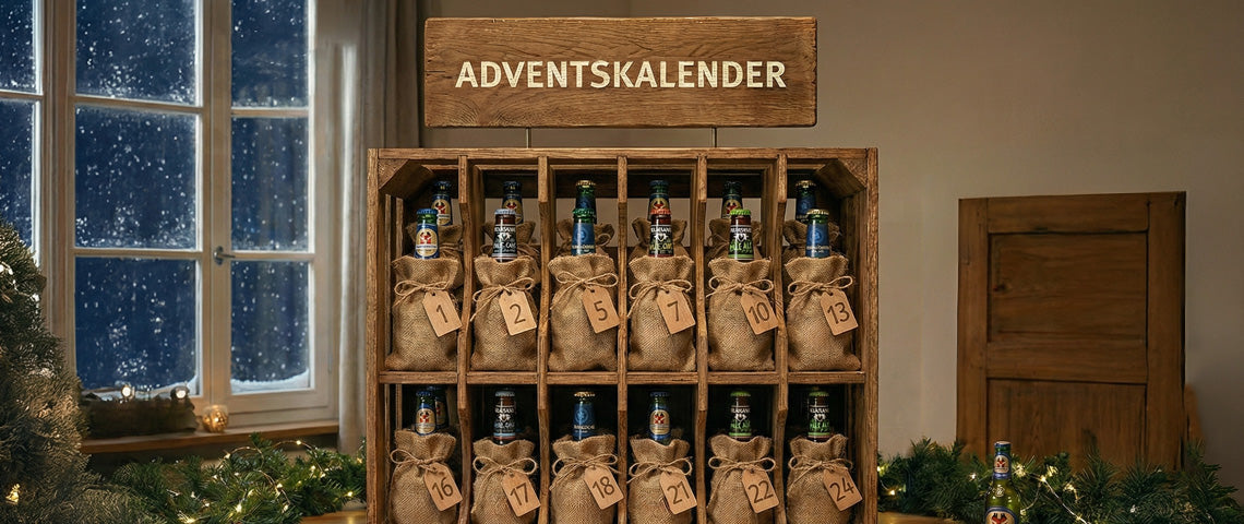 DE: Holzkiste als Bier-Adventskalender mit nummerierten Säckchen am Fenster FR: Caisse en bois comme calendrier de l'Avent à bière avec sachets numérotés IT: Cassa in legno come calendario dell'Avvento con sacchetti numerati alla finestra EN: Wooden crate as beer advent calendar with numbered bags at window