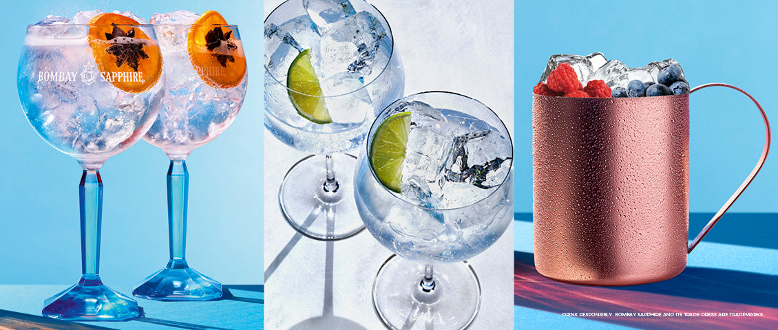 DE: Drei Bombay Sapphire Gin-Cocktails mit Limette, Beeren und Eiswürfeln FR: Trois cocktails Bombay Sapphire Gin avec citron vert, baies et glaçons IT: Tre cocktail Bombay Sapphire Gin con lime, bacche e cubetti di ghiaccio EN: Three Bombay Sapphire Gin cocktails with lime, berries and ice cubes