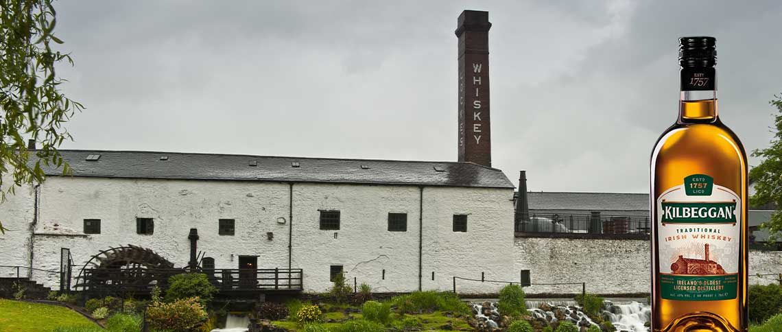 DE: Kilbeggan Distillery Gebäude mit Whiskey Schriftzug an der Fassade FR: Bâtiment de la distillerie Kilbeggan avec inscription Whiskey sur la façade IT: Edificio distilleria Kilbeggan con scritta Whiskey sulla facciata EN: Kilbeggan Distillery building with Whiskey lettering on the facade