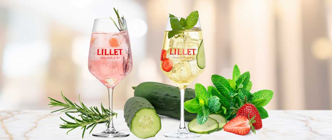 DE: Zwei Lillet Cocktails mit Erdbeeren, Gurke und Minze in Weingläsern FR: Deux cocktails Lillet avec fraises, concombre et menthe dans des verres à vin IT: Due cocktail Lillet con fragole, cetriolo e menta in bicchieri da vino EN: Two Lillet cocktails with strawberries, cucumber and mint in wine glasses