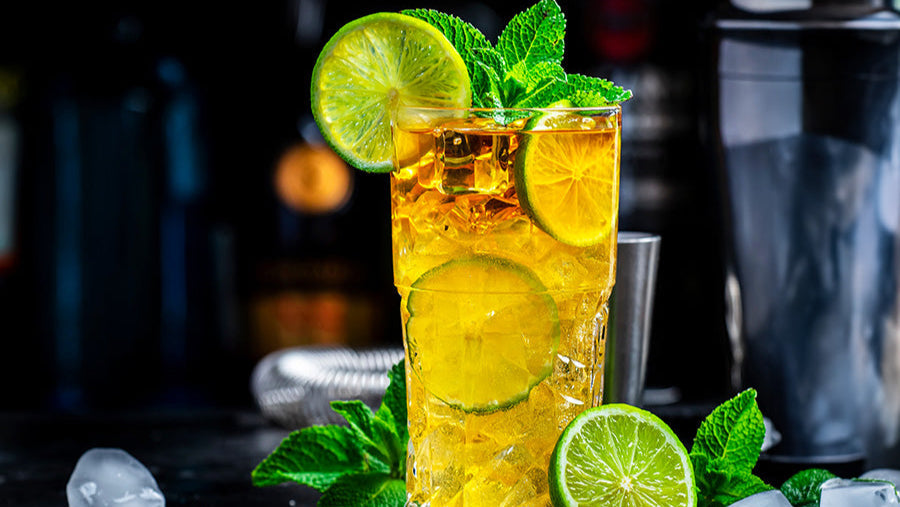 DE: Jamaican Mule Cocktail mit Limette und Minze in hohem Glas auf dunklem Hintergrund FR: Cocktail Jamaican Mule avec citron vert et menthe dans grand verre sur fond sombre IT: Cocktail Jamaican Mule con lime e menta in bicchiere alto su sfondo scuro EN: Jamaican Mule cocktail with lime and mint in tall glass on dark background