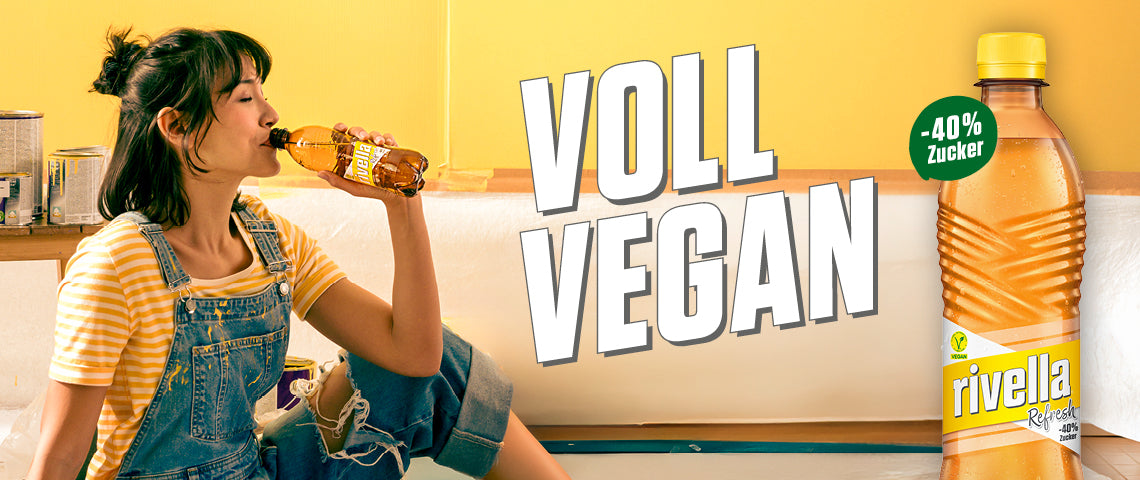 DE: Frau trinkt Rivella Gelb mit Text «Voll Vegan» auf gelbem Hintergrund FR: Femme buvant Rivella Jaune avec texte «Voll Vegan» sur fond jaune IT: Donna beve Rivella Giallo con testo «Voll Vegan» su sfondo giallo EN: Woman drinking Rivella Yellow with text «Voll Vegan» on yellow background