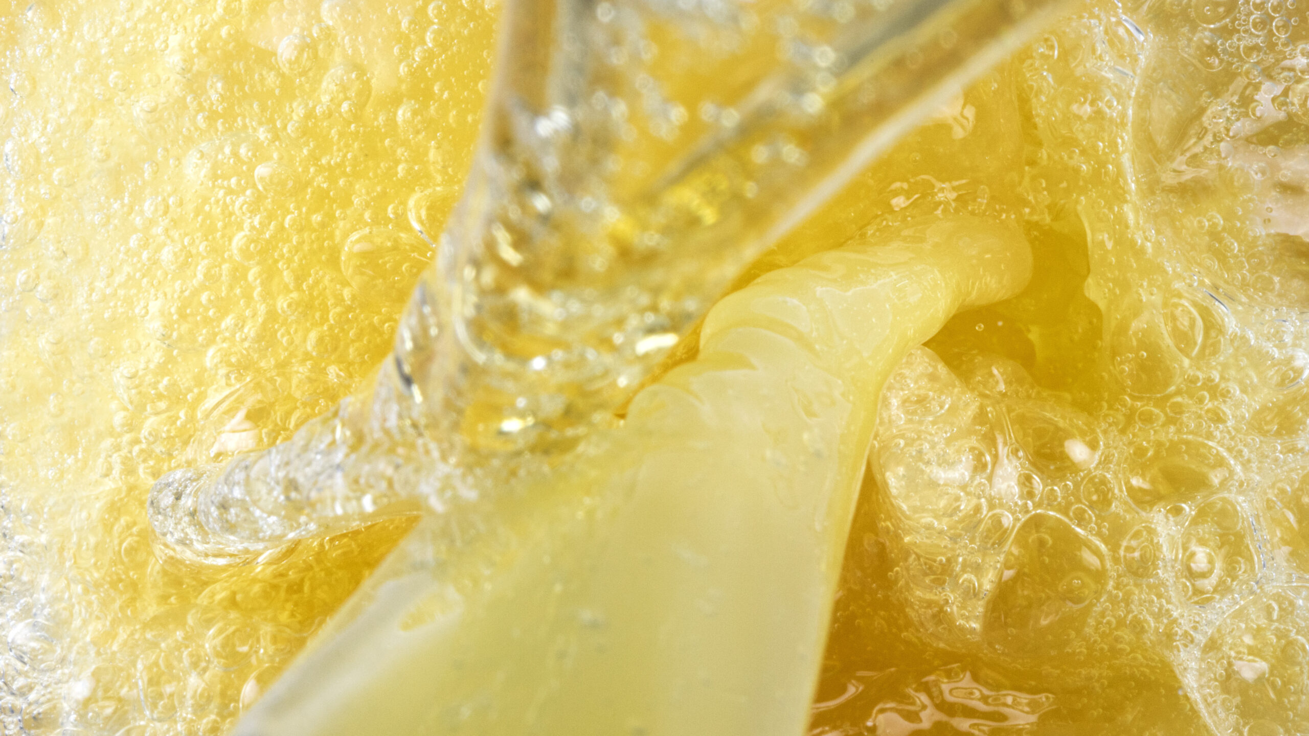 DE: Frisches Zitronenwasser; FR: Eau fraîche au citron; IT: Acqua fresca al limone; EN: Fresh lemon water