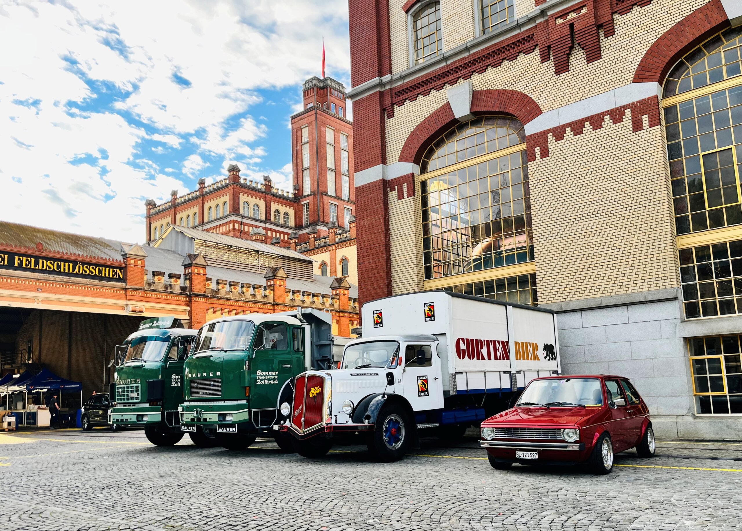 DE: Feldschlösschen Oldtimer Lastwagen vor dem Schloss; FR: Camion ancien Feldschlösschen devant le château; IT: Camion d'epoca Feldschlösschen davanti al castello; EN: Feldschlösschen vintage truck in front of the castle